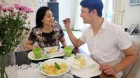 Mesranya! Ternyata pasangan selebriti ini penyuka mac and cheese. Christian dengan hati-hati menyuapi Titi Kamal. Foto: Instagram csugiono