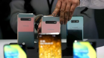 Petugas menata Galaxy S10 agar selalu bagus dijepret media. Foto: Getty Images
