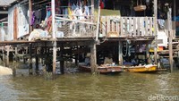 Dulunya, sungai ini jadi jalur aktivitas utama warga sekitar karena jalan darat belum bagus. Begitu pun dengan tempat tinggal, ada di sungai (Shinta/detikTravel)