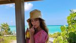 Foto: Nina Agdal, Model Seksi Denmark yang Suka Pantai