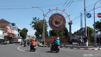 Traveler yang datang dari luar kota yang ingin menaiki puncak Gunung Tidar sangat gampang menemukannya. Pengunjung nantinya setelah memasuki Kota Magelang utamanya dari arah Jogja, akan menemukan gong besar bertuliskan Wisata Budaya Gunung Tidar. (Eko Susanto/detikTravel)