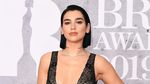 Saat si Seksi Dua Lipa tampil dengan Plunging Dress