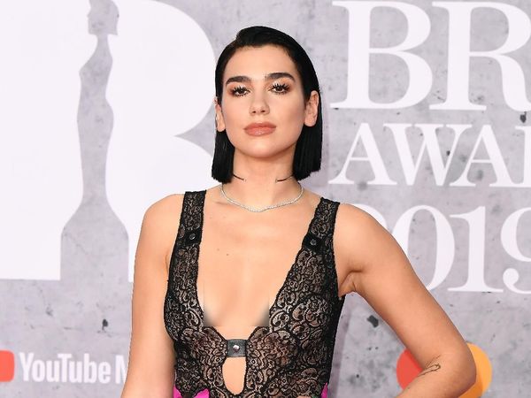Saat si Seksi Dua Lipa tampil dengan Plunging Dress