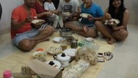 Meskipun terkenal sebagai pengusaha sukses, keluarga Berlin selalu tampil sederhana. Seperti momen ketika piknik dadakan di kamar ini. Mereka asyik makan lesehan dengan lauk sederhana. Foto: Instagram