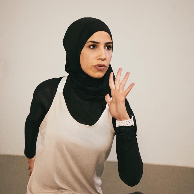 Untuk celana, ia memilih legging. Terkadang ia memakai tambahan celana pendek untuk menutupi bagian pahanya. Foto: Instagram/Zeinaboxing