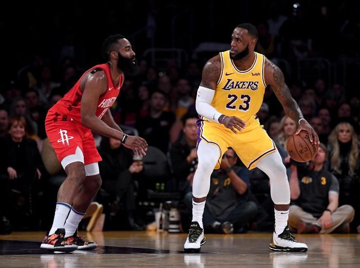 LeBron James memimpin LA Lakers mengalahkan Houston Rockets. Foto: Harry How/Getty Images