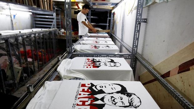 Pemilik toko Vietnam Truong Thanh Duc memajang kaos untuk dijual dengan gambar Presiden AS Donald Trump dan pemimpin Korea Utara Kim Jong Un menjelang KTT AS-DPRK di Hanoi, Vietnam 21 Februari 2019. (REUTERS / Kham)