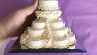 Duh versi asli cake ini pasti megah banget ya. Meskipun sudah jadi miniatur, cake ini tetap saja terlihat cantik dan mewah. Foto: instagram @earthly.grace.treasures