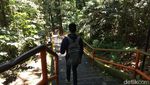 Foto: Menjelajahi Gunung Tidar dan Peziarah Makam Tua