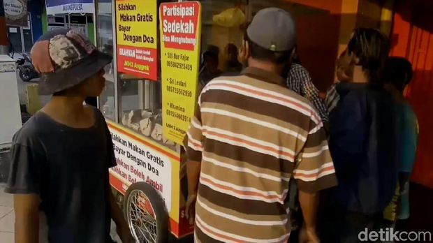 Setiap pagi warung ini ramai pengunjung. 