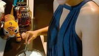  Nah Wulan Guritno juga bisa membuat dessert lezat sendiri. Begini gayanya saat beraksi di dapur rumahnya. Foto: Instagram @wulanguritno