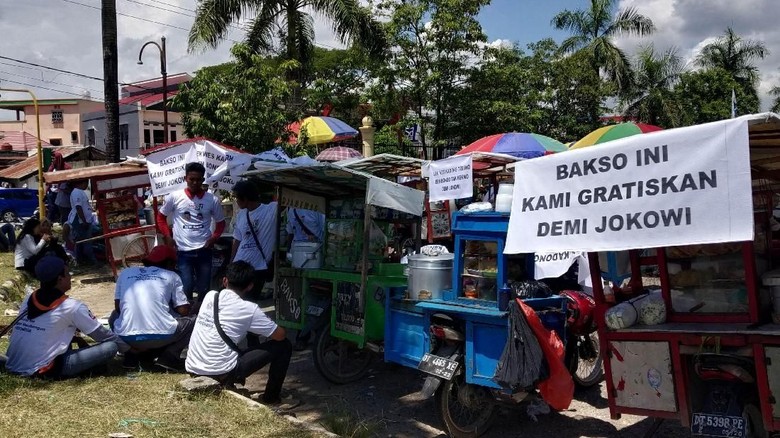 Demi Jokowi, Ratusan Pedagang Bakso Sediakan Makan Gratis di Kendari Demi Jokowi, Ratusan Pedagang Bakso Sediakan Makan Gratis di Kendari