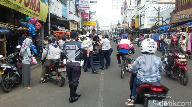 Polisi Angkut Paksa Kendaraan yang Parkir Liar di Garut Kota