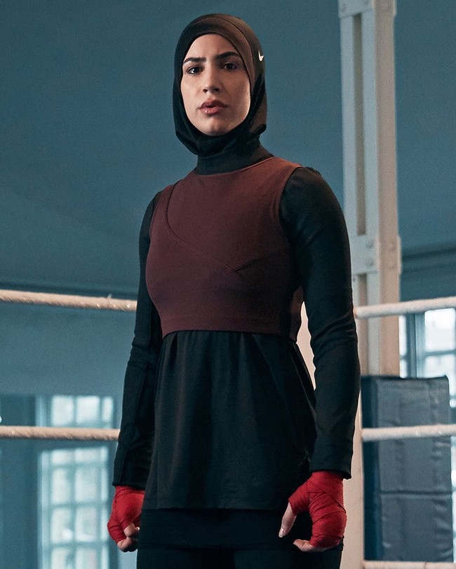 Zeina Nassar tak melepaskan hijab kapanpun ia bertanding. Menyabet medali emas di Berlin Champion sebanyak lima kali, jadi bukti bahwa hijab tak menghalanginya jadi petinju profesional. Foto: Instagram/Nike