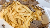 Sama dengan Reino Barack, istri Baim Wong, Paula Verhoeven juga menyantap pasta bertabur black truffle. Tapi Paula memilih fettucine. Foto:Instagram paula_verhoeven