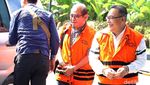 Senyum Tersangka Suap Perizinan Limbah Sawit Saat Diperiksa KPK