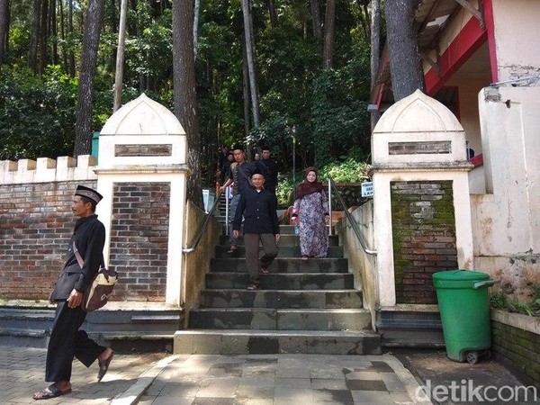 Untuk sampai di puncak Gunung Tidar, sudah dibangun tangga naik yang dilengkapi tempat istirahat jika kelelahan. Dengan menaiki 574 tangga dan perjalanan sekitar 15 menit, nantinya akan sampai puncak Gunung Tidar di 506 mdpl. (Eko Susanto/detikTravel) Untuk sampai di puncak Gunung Tidar, sudah dibangun tangga naik yang dilengkapi tempat istirahat jika kelelahan. Dengan menaiki 574 tangga dan perjalanan sekitar 15 menit, nantinya akan sampai puncak Gunung Tidar di 506 mdpl. (Eko Susanto/detikTravel)