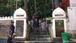 Foto: Menjelajahi Gunung Tidar dan Peziarah Makam Tua