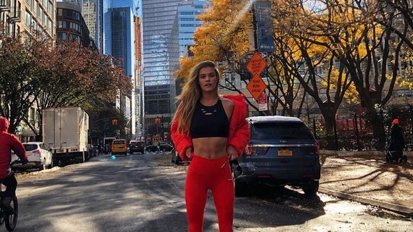Foto: Nina Agdal, Model Seksi Denmark yang Suka Pantai