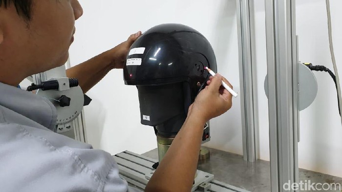 Proses pembuatan Helm SNI/Cargloss