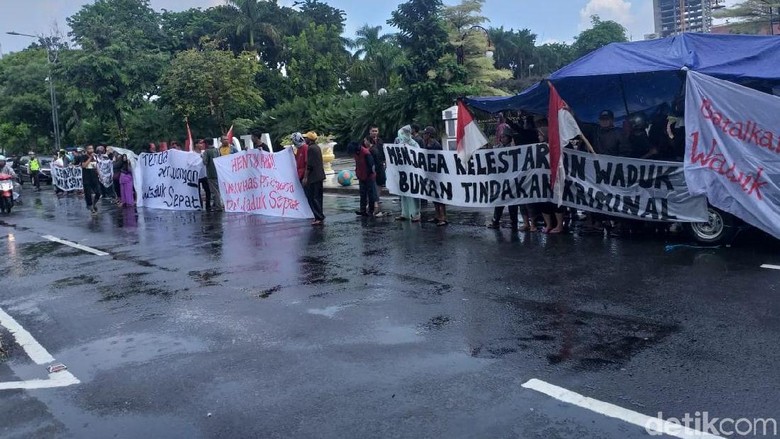 Niat Temui Risma, Puluhan Warga Waduk Sepat Hanya Disambut Satpol PP Niat Temui Risma, Puluhan Warga Waduk Sepat Hanya Disambut Satpol PP