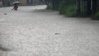 Hujan pun masih sering turun di kawasan yang terendam banjir tersebut.