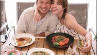 Gisel dan Gading juga penyuka pasta. Ada seporsi spaghetti di dekat sajian di hadapan mereka. Nyam! Foto: Instagram gadiiing  