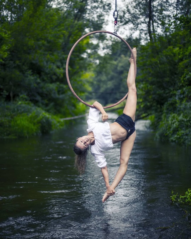 Aksi Marina yang menari-nari di tiang ini pun memukau banyak pengikutnya.  Foto: Instagram @mari_che_dancer