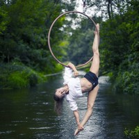 Aksi Marina yang menari-nari di tiang ini pun memukau banyak pengikutnya.  Foto: Instagram @mari_che_dancer