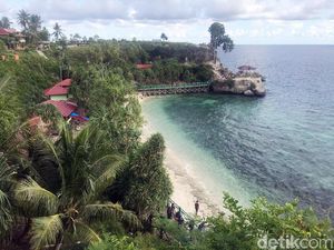 Liburan Akhir Pekan ke Majene, Ada Pantai Dato yang Cantik