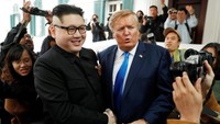 Kemunculan dua tokoh peniru tersebut diperankan oleh Howard X sebagai Kim Jong Un dan Dennis Alan sebagai Donald Trump. REUTERS/Jorge Silva.