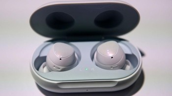 Selain Galaxy S10, media juga bisa menjajal Galaxy Buds. Foto: Getty Images