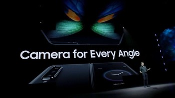 Ada 6 kamera di Galaxy Fold sehingga pengguna dapat memakainya saat dalam bentuk tablet maupun smartphone. Foto: Getty Images