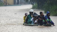 Banjir luapan Sungai Citarum setinggi 60 cm hingga 100 cm itu membuat warga sulit beraktivitas dan sebagian menggunakan perahu untuk melakukan kegiatan di luar rumah.
