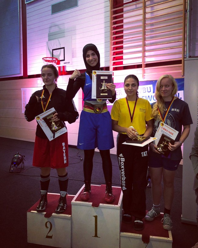 Aku melawan prasangka buruk dengan aktif berolahraga tinju memakai hijab. Aku selalu berjuang karena aku pernah mendengar seseorang mengatakan wanita berhijab tidak teredukasi, terpaksa memakai hijab, dan tidak bebas. Aku buktikan mereka salah, itu hanya klise, ungkapnya dikutip dari Harpers Bazaar Arabia. Foto: Instagram/Zeinaboxing