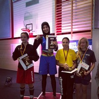 Aku melawan prasangka buruk dengan aktif berolahraga tinju memakai hijab. Aku selalu berjuang karena aku pernah mendengar seseorang mengatakan wanita berhijab tidak teredukasi, terpaksa memakai hijab, dan tidak bebas. Aku buktikan mereka salah, itu hanya klise, ungkapnya dikutip dari Harpers Bazaar Arabia. Foto: Instagram/Zeinaboxing