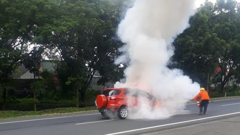 Tabrak Pantat Truk, Sebuah Mobil Terbakar di Tol Waru-Juanda Tabrak Pantat Truk, Sebuah Mobil Terbakar di Tol Waru-Juanda