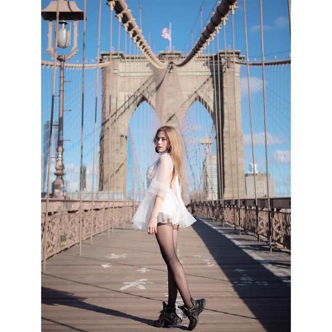 Seksinya gaya Jedar saat melakukan sesi pemotretan di jembatan Brooklyn, New York City, AS. (Foto: Instagram/@inijedar)