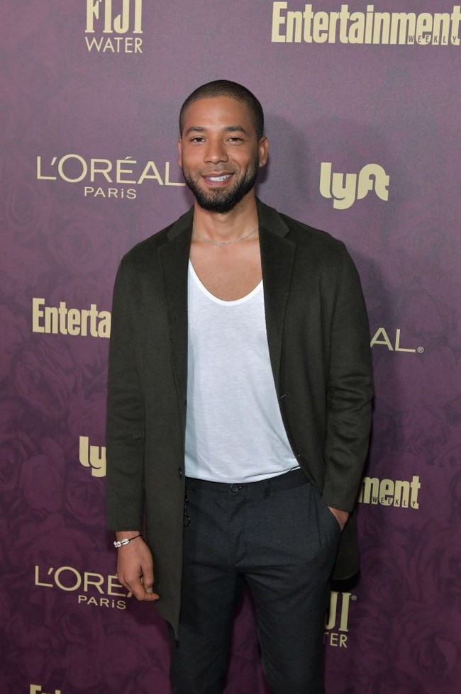 Jussie Smollett memiliki orientasi seksual homoseksual atau gay. Dia mengumumkan orientasi seksnya itu melalui wawancara khusus dengan Ellen DeGeneres pada 2015. Jussie tidak secara gamblang menyebut dirinya gay, dia mengungkapkannya melalui perumpamaan bahwa dirinya tidak memiliki sebuah rahasia. Ibuku tahu. Tapi ibuku sangat menyukaiku, ujarnya. Pada 2016, pernyataan lebih jelas disampaikan bintang serial Empire itu dalam wawancara dengan Out. Jika aku harus melabeli diriku, aku akan melabeli diriku sebagai pria gay, ujarnya. Foto: Alberto E. Rodriguez/Getty Images