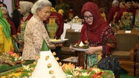Menghadiri tasyakuran HUT ke 43 TMII. Wanita yang biasa disapa Mbak Tutut ini terlihat menikmati nasi tumpeng dengan ragam lauk komplet. Foto: Tutut Soeharto