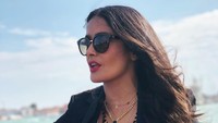 Ini adalah gaya Salma Hayek di Venesia, Italia. Venesia adalah salah satu destinasi kesukaannya (salmahayek/Instagram)