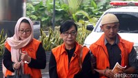 Dua Direktur PT Tashida Sejahtera Perkara (TSP) bernama Irene Irma serta Yuliana Enganita Dibyo, tiba di gedung KPK dengan mengenakan rompi tahanan dan tangan diborgol.