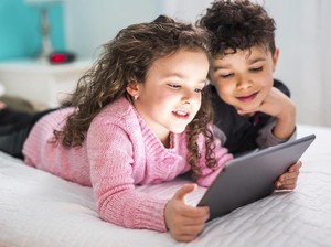 Ajari Anak Membaca Pakai Gadget Lebih Menarik, Tapi...