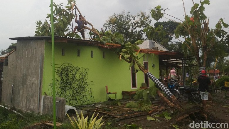 Puluhan Rumah di Ngunut Tulungagung Rusak Tersapu Puting Beliung Puluhan Rumah di Ngunut Tulungagung Rusak Tersapu Puting Beliung