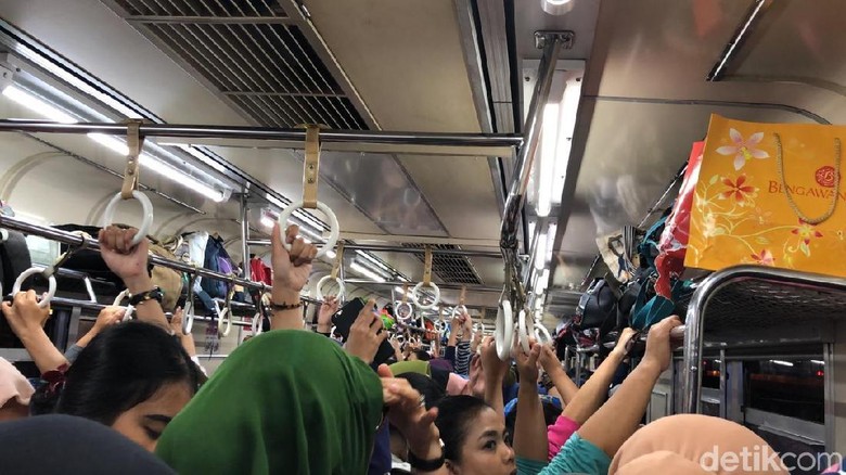 Gangguan KRL Arah Bogor, Penumpang Ini Pingsan Saat Turun di Ps Minggu Gangguan KRL Arah Bogor, Penumpang Ini Pingsan Saat Turun di Ps Minggu
