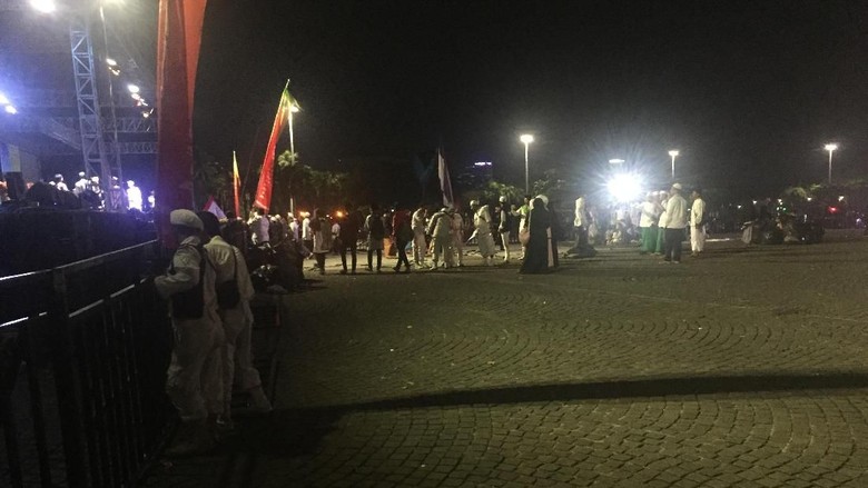 Munajat 212 di Monas Selesai, Massa Bubarkan Diri Munajat 212 di Monas Selesai, Massa Bubarkan Diri