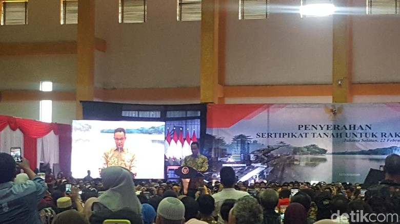 Jokowi Bagikan 2.000 Sertifikat Tanah di Jaksel, Anies Mendampingi Jokowi Bagikan 2.000 Sertifikat Tanah di Jaksel, Anies Mendampingi