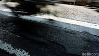 Jalan bergelombang itu pun membuat para pengendara harus hati-hati saat melintas.