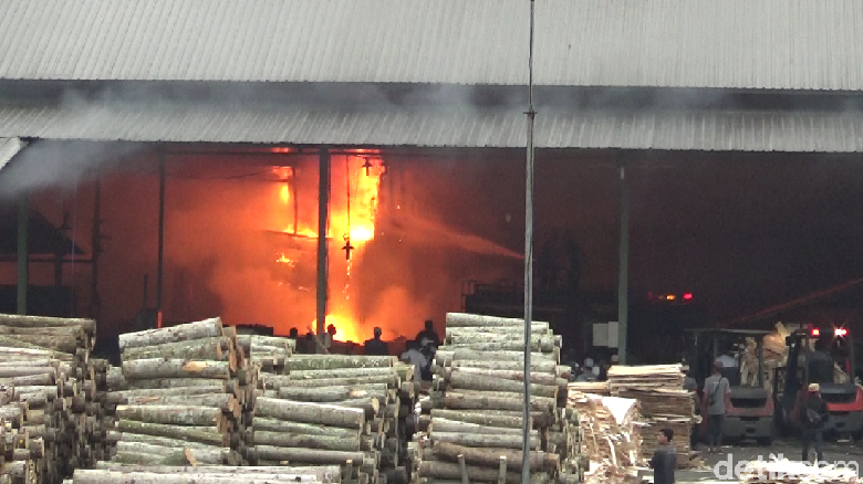 Pabrik Kayu di Lumajang Terbakar, 10 Karyawan Terluka Pabrik Kayu di Lumajang Terbakar, 10 Karyawan Terluka