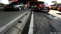 Selain berlubang, di sejumlah sisi jalan DI Panjaitan, Jakarta Timur, juga nampak bergelombang.